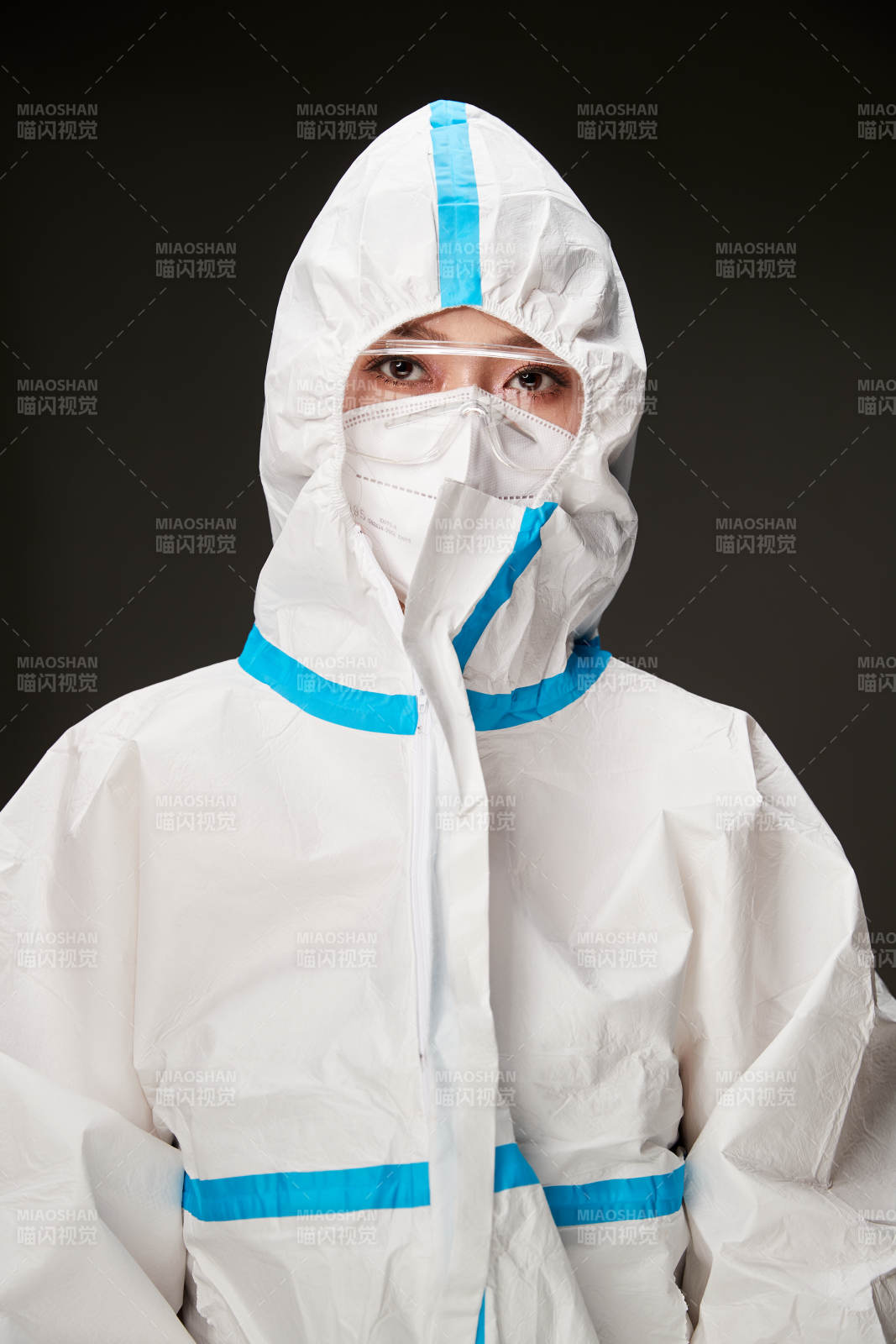 穿白色防护服佩戴护目镜口罩的防疫人员图片