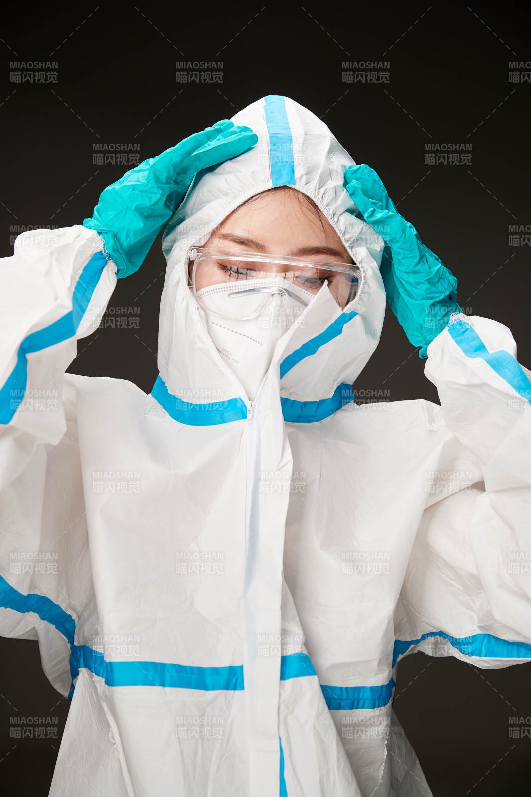 穿白色防护服佩戴护目镜口罩的防疫人员图片