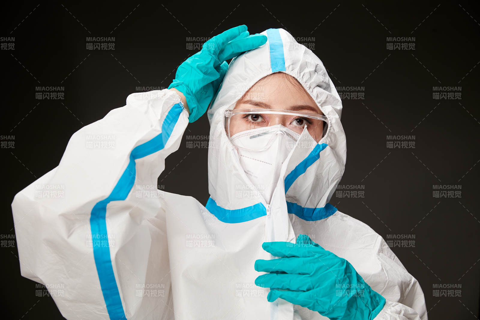 穿白色防护服佩戴护目镜口罩的防疫人员图片