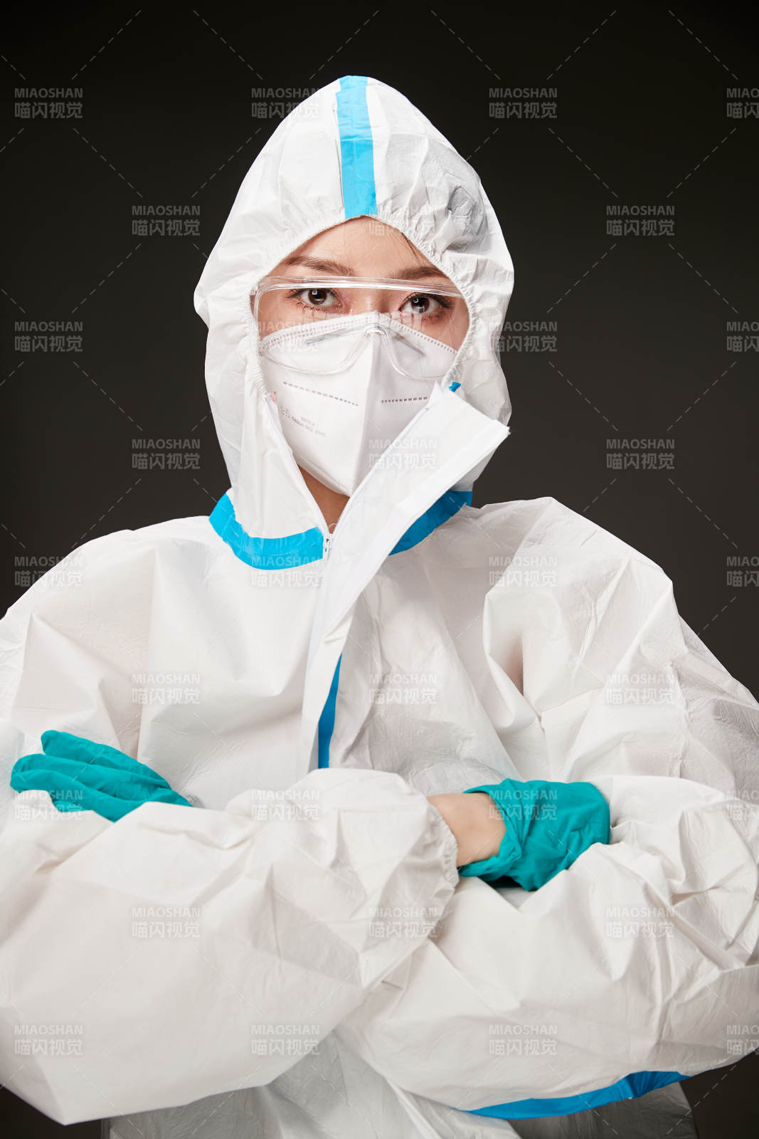 穿白色防护服佩戴护目镜口罩的防疫人员图片