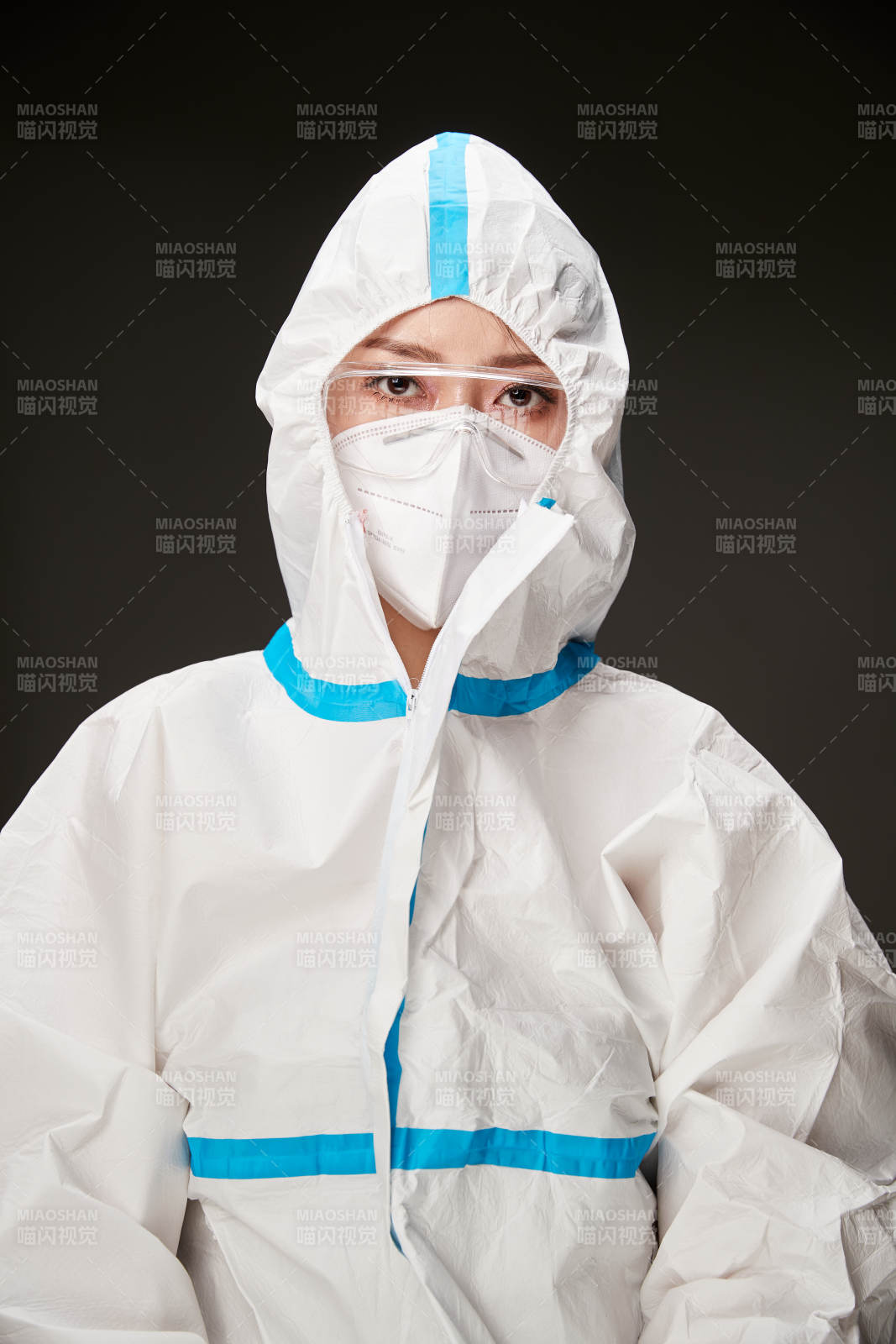 穿白色防护服佩戴护目镜口罩的防疫人员图片