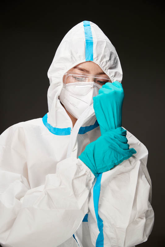 穿白色防护服佩戴护目镜口罩的防疫人员图片