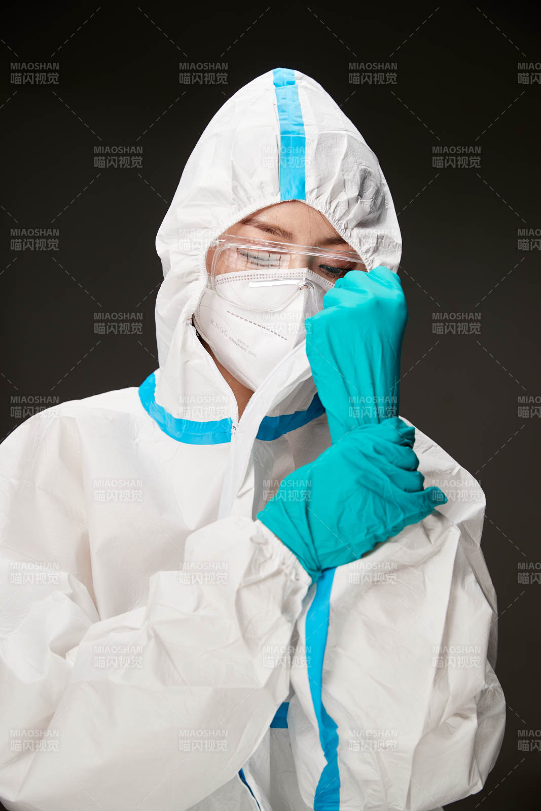 穿白色防护服佩戴护目镜口罩的防疫人员图片