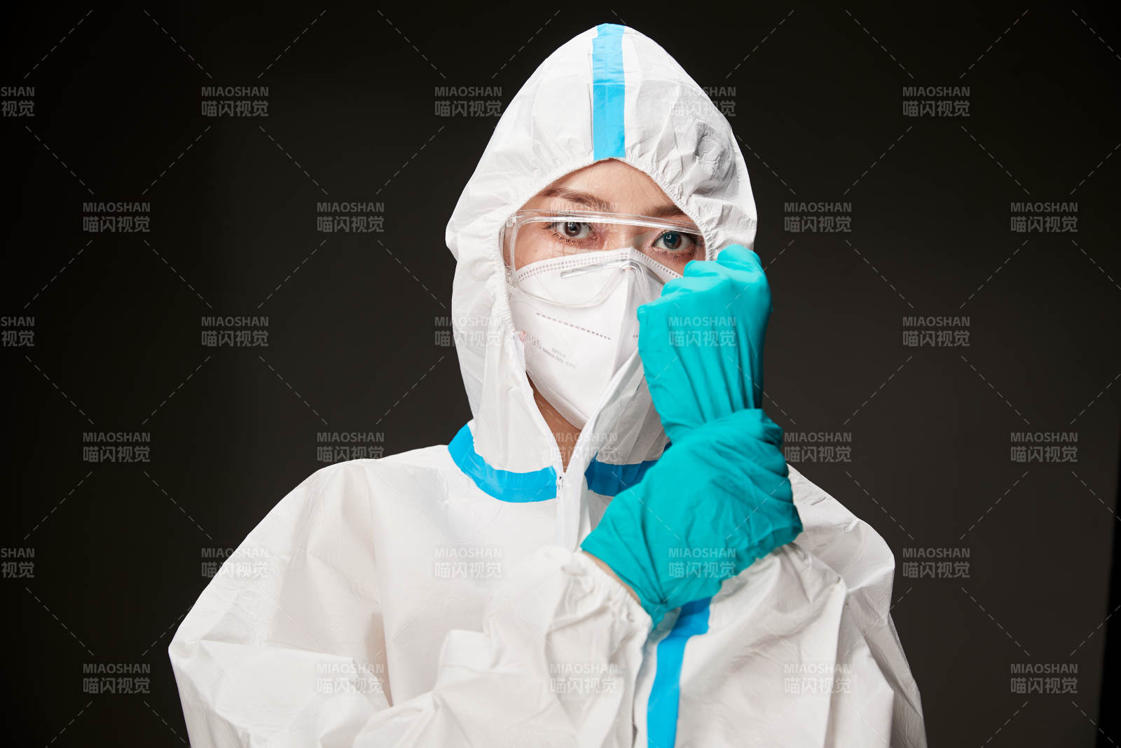 穿白色防护服佩戴护目镜口罩的防疫人员图片