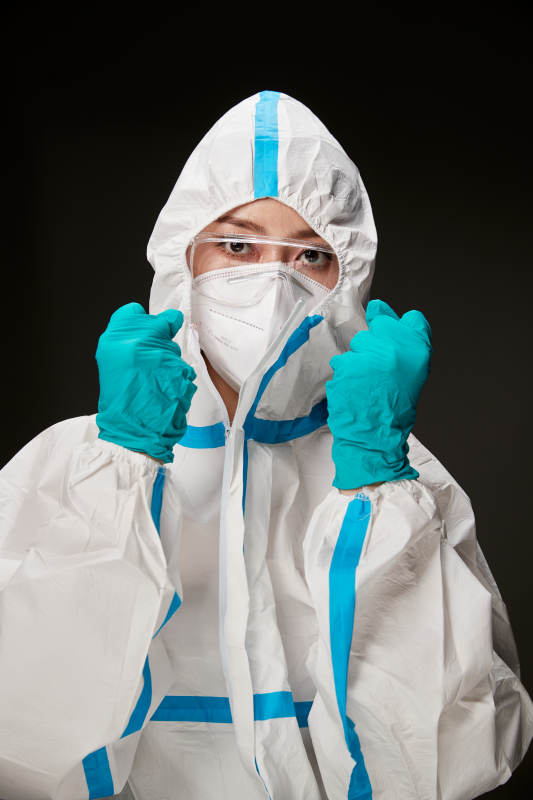 穿白色防护服佩戴护目镜口罩的防疫人员图片