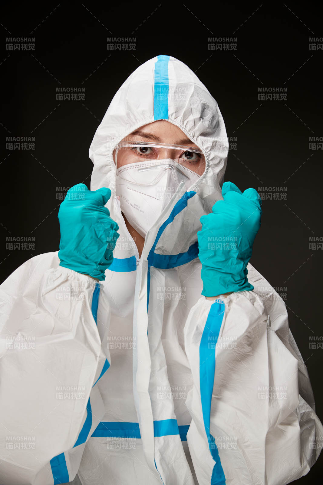 穿白色防护服佩戴护目镜口罩的防疫人员图片