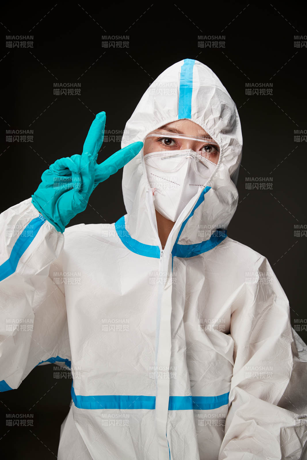 穿白色防护服佩戴护目镜口罩的防疫人员图片