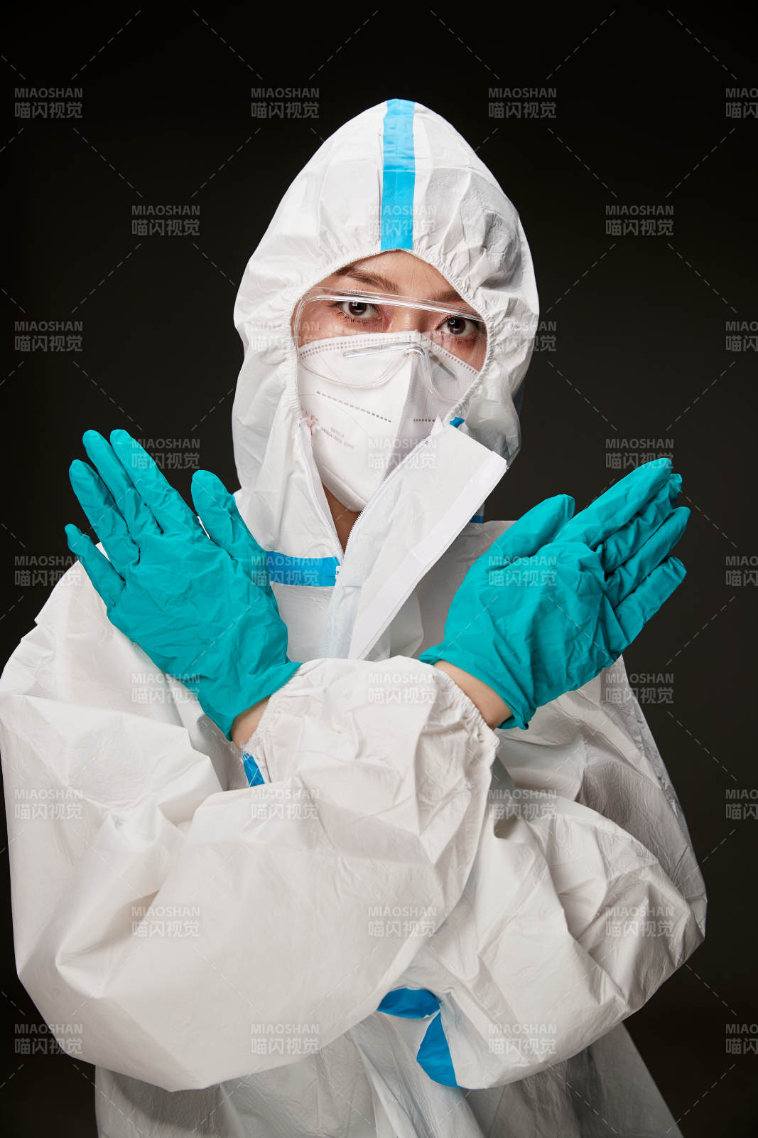 穿白色防护服佩戴护目镜口罩的防疫人员图片