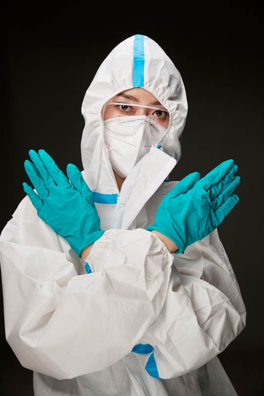 穿白色防护服佩戴护目镜口罩的防疫人员图片