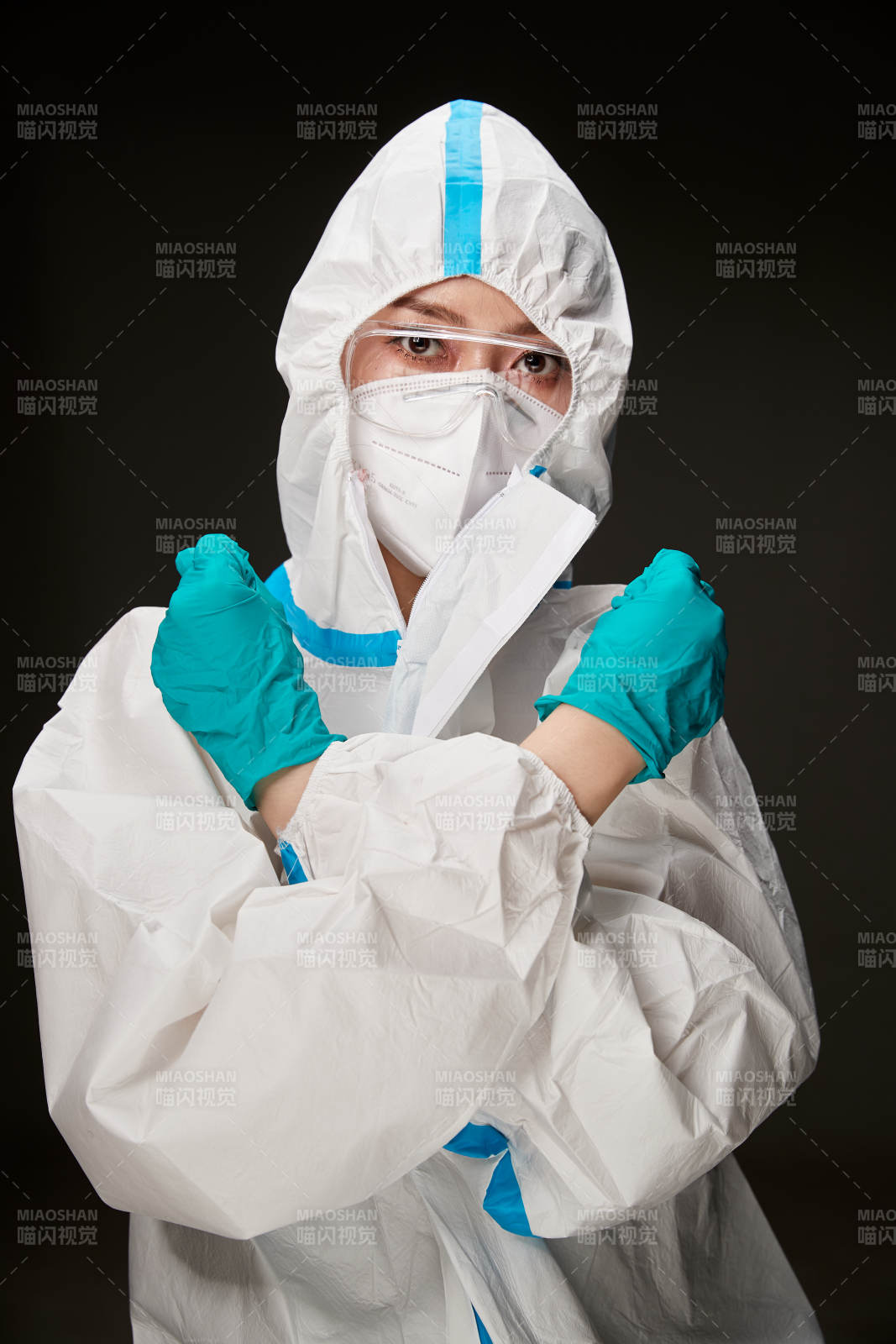 穿白色防护服佩戴护目镜口罩的防疫人员图片