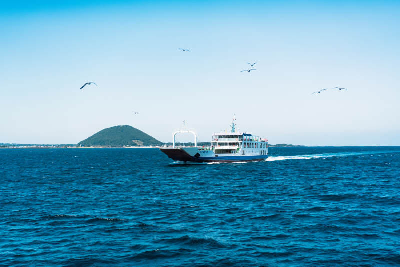 海天一色船行远图片