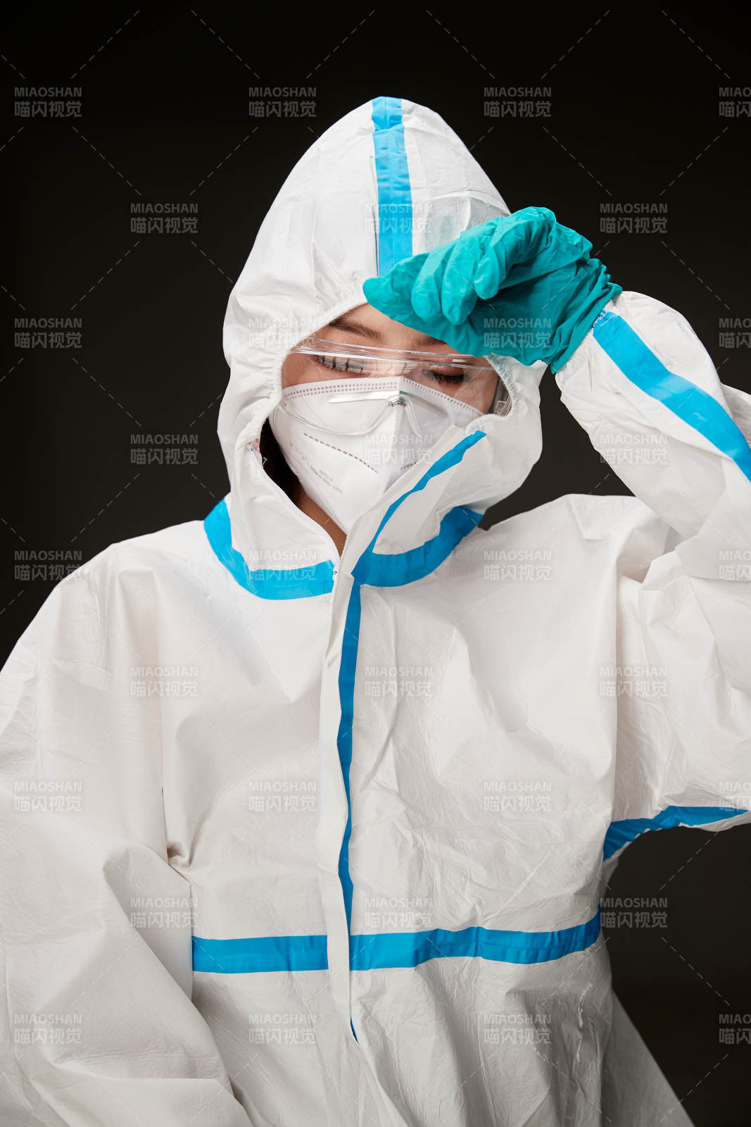 穿白色防护服佩戴护目镜口罩的防疫人员图片