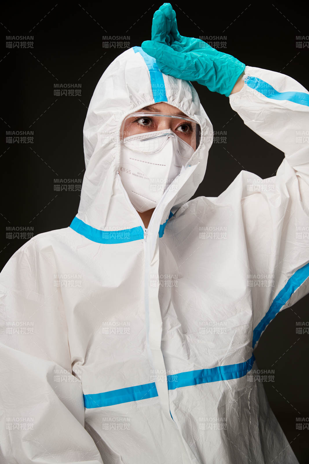 穿白色防护服佩戴护目镜口罩的防疫人员图片