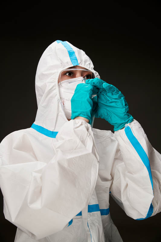 穿白色防护服佩戴护目镜口罩的防疫人员图片