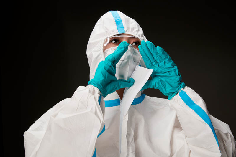 穿白色防护服佩戴护目镜口罩的防疫人员图片