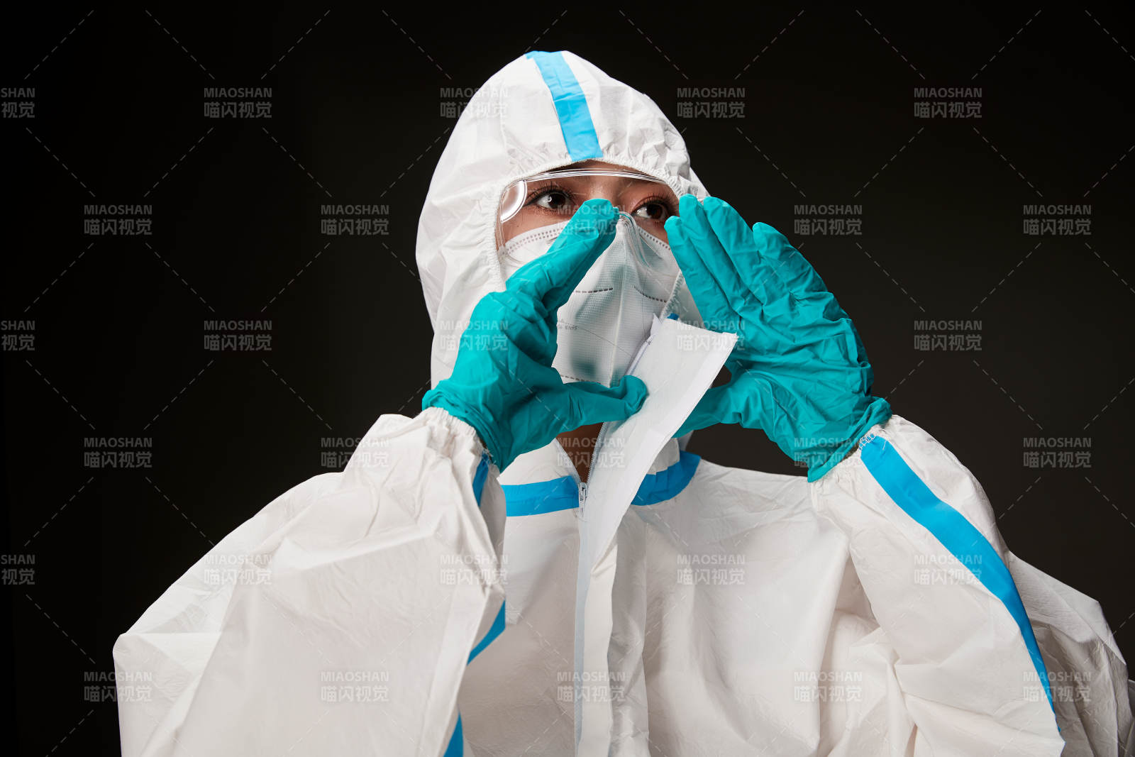 穿白色防护服佩戴护目镜口罩的防疫人员图片