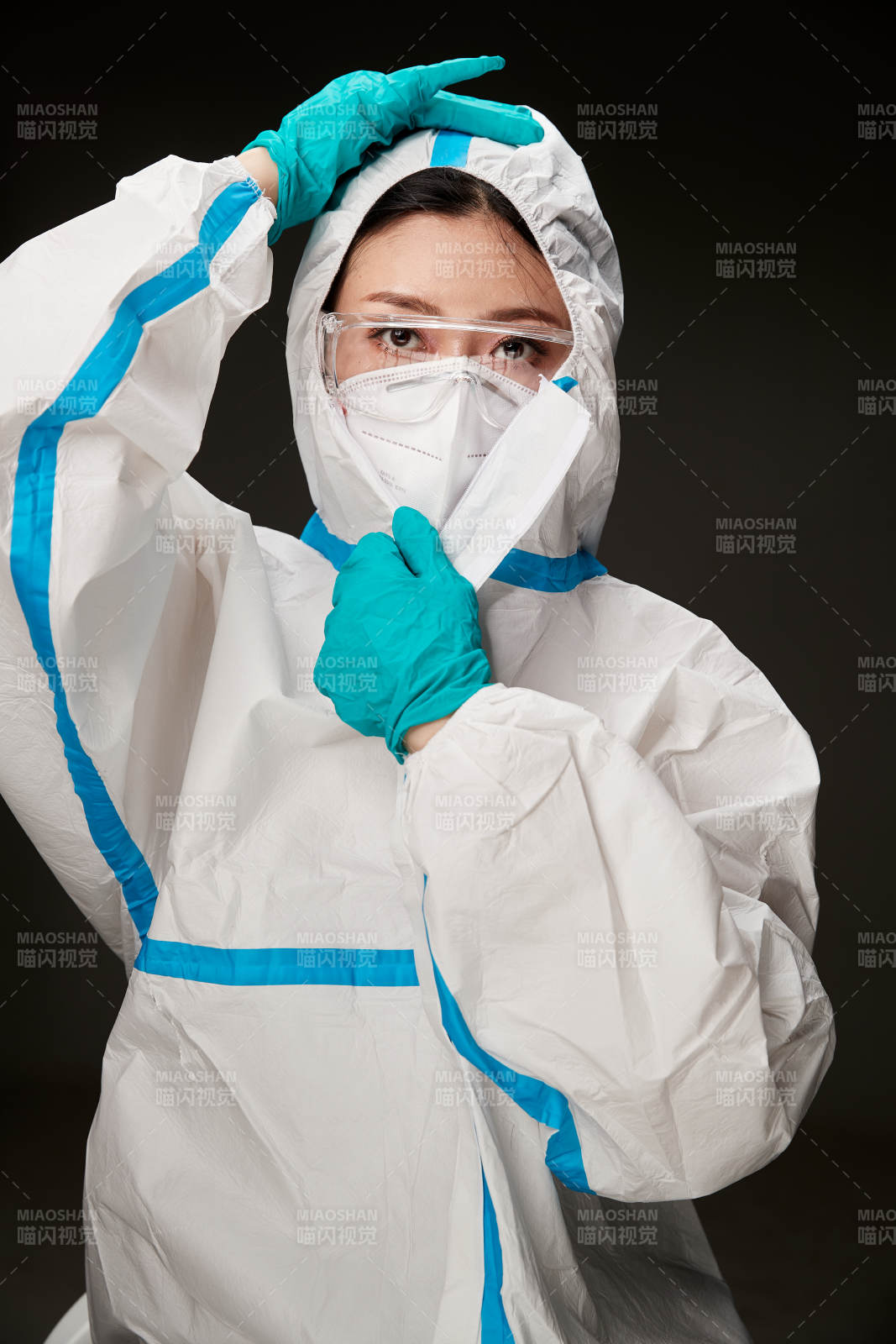 穿白色防护服佩戴护目镜口罩的防疫人员图片