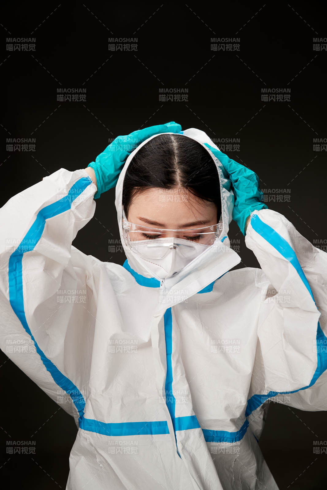 穿白色防护服佩戴护目镜口罩的防疫人员图片