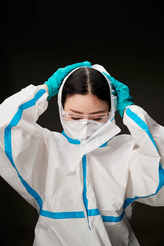 穿白色防护服佩戴护目镜口罩的防疫人员图片