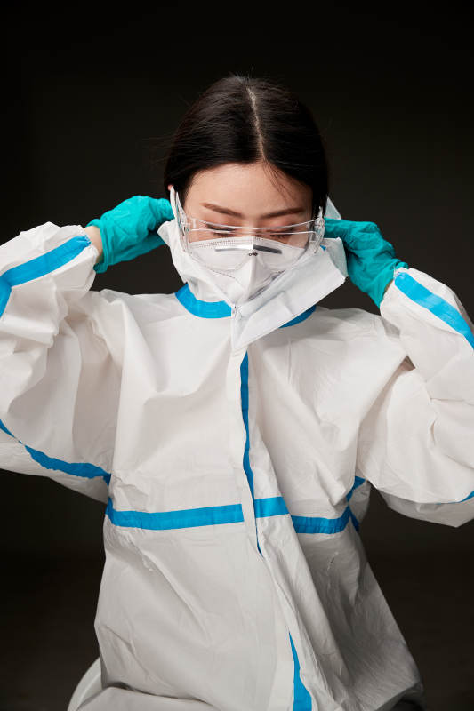 穿白色防护服佩戴护目镜口罩的防疫人员图片