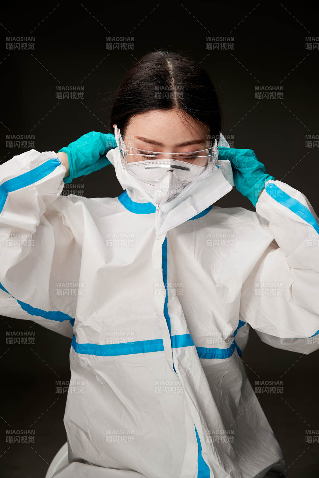 穿白色防护服佩戴护目镜口罩的防疫人员图片