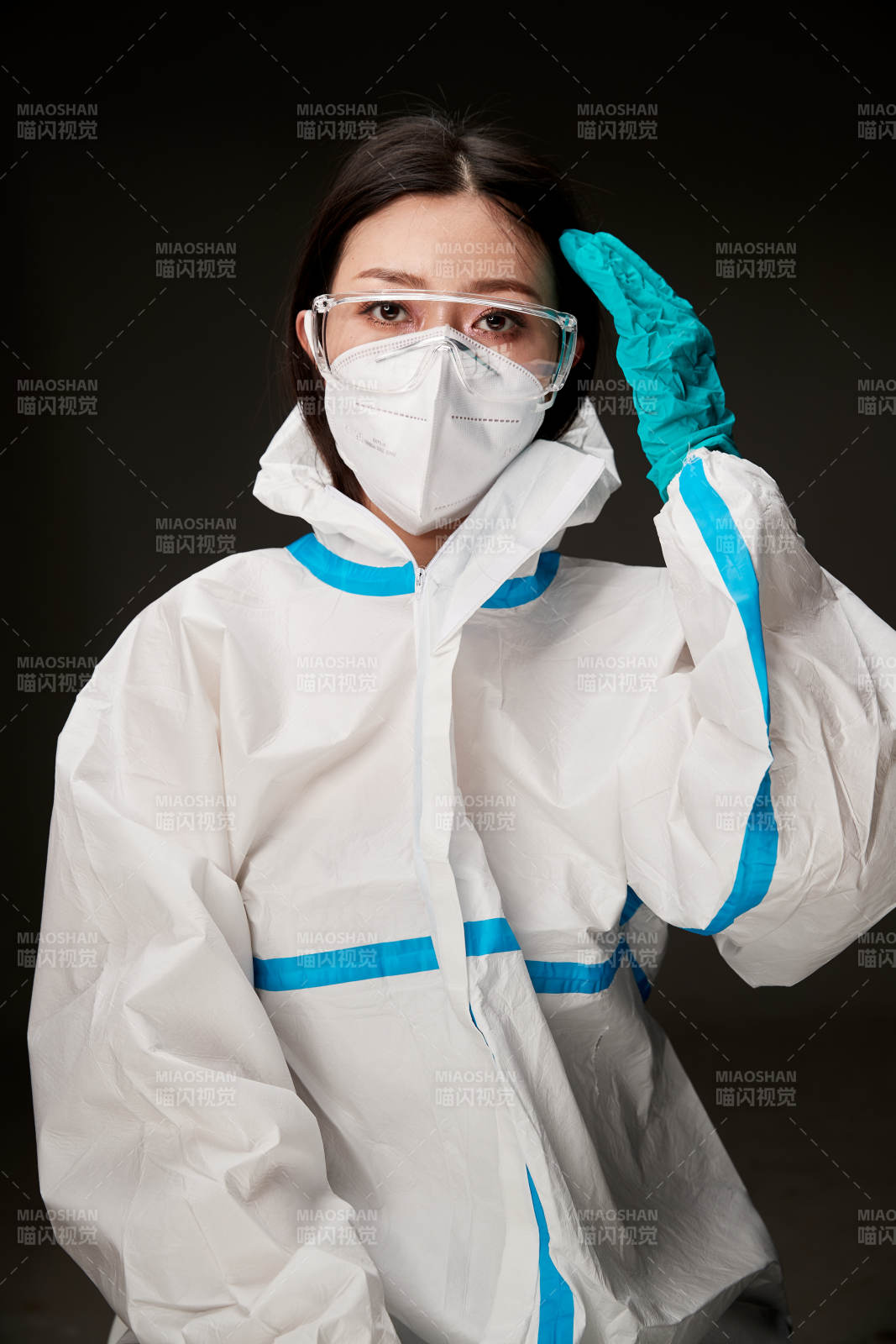 穿白色防护服佩戴护目镜口罩的防疫人员图片