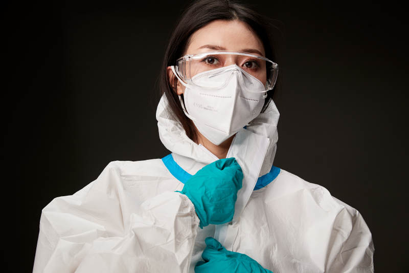 穿白色防护服佩戴护目镜口罩的防疫人员图片