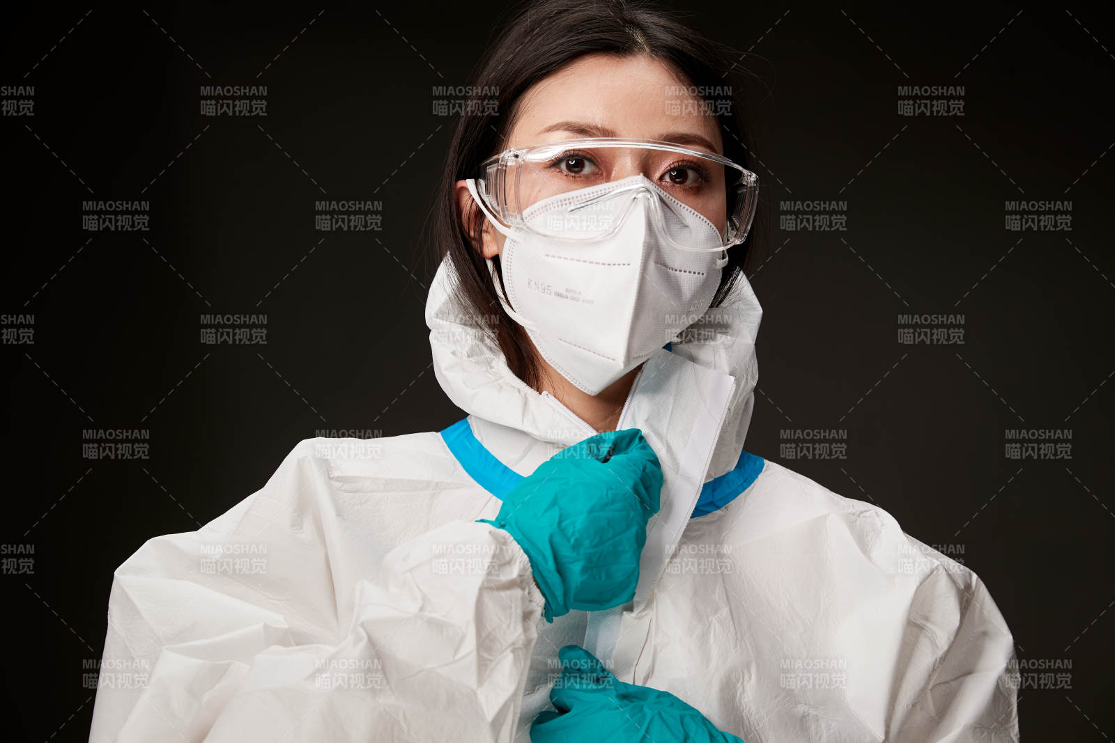 穿白色防护服佩戴护目镜口罩的防疫人员图片