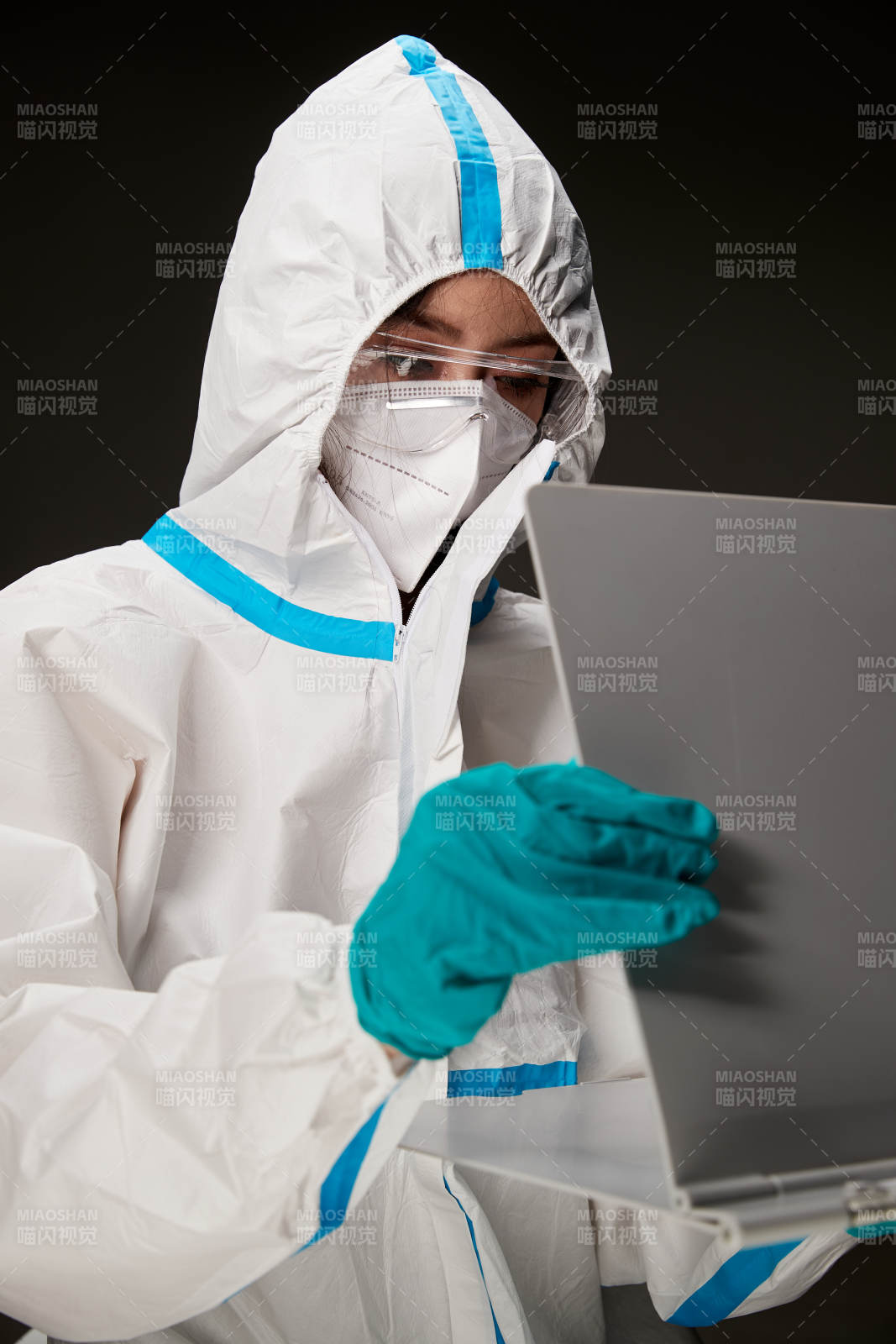 穿白色防护服佩戴护目镜口罩的防疫人员图片