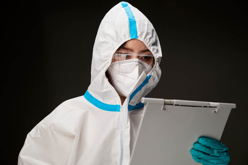 穿白色防护服佩戴护目镜口罩的防疫人员图片