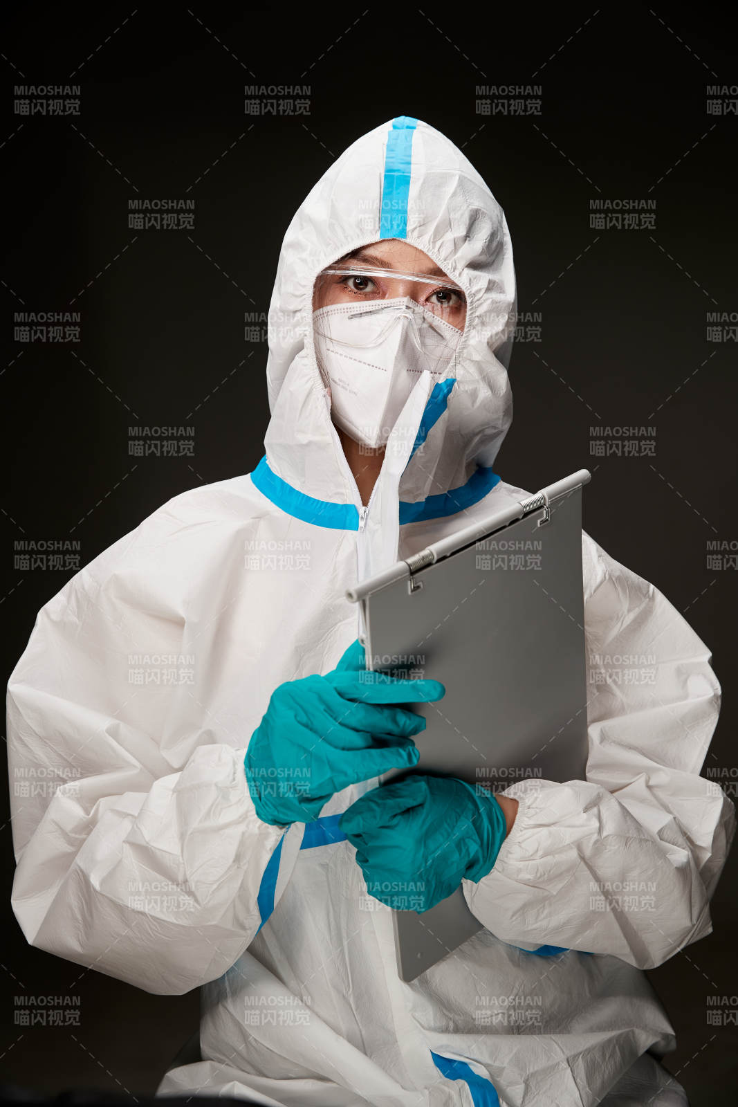 穿白色防护服佩戴护目镜口罩的防疫人员图片