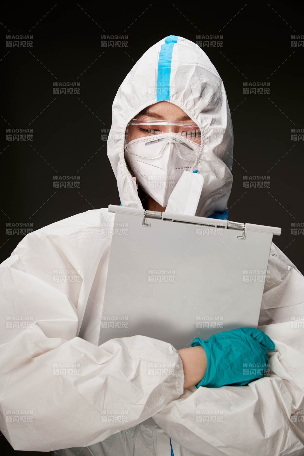 穿白色防护服佩戴护目镜口罩的防疫人员图片