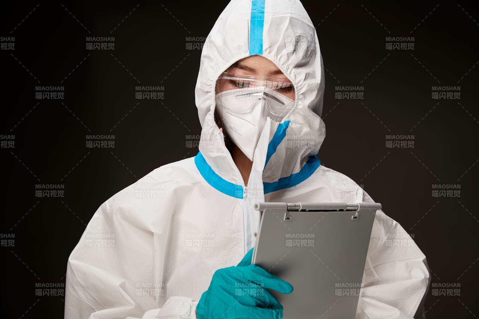 穿白色防护服佩戴护目镜口罩的防疫人员图片