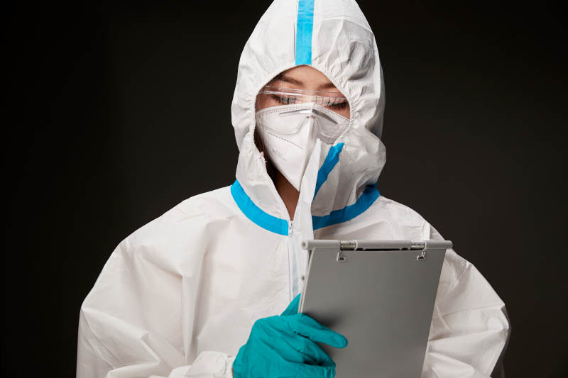 穿白色防护服佩戴护目镜口罩的防疫人员图片