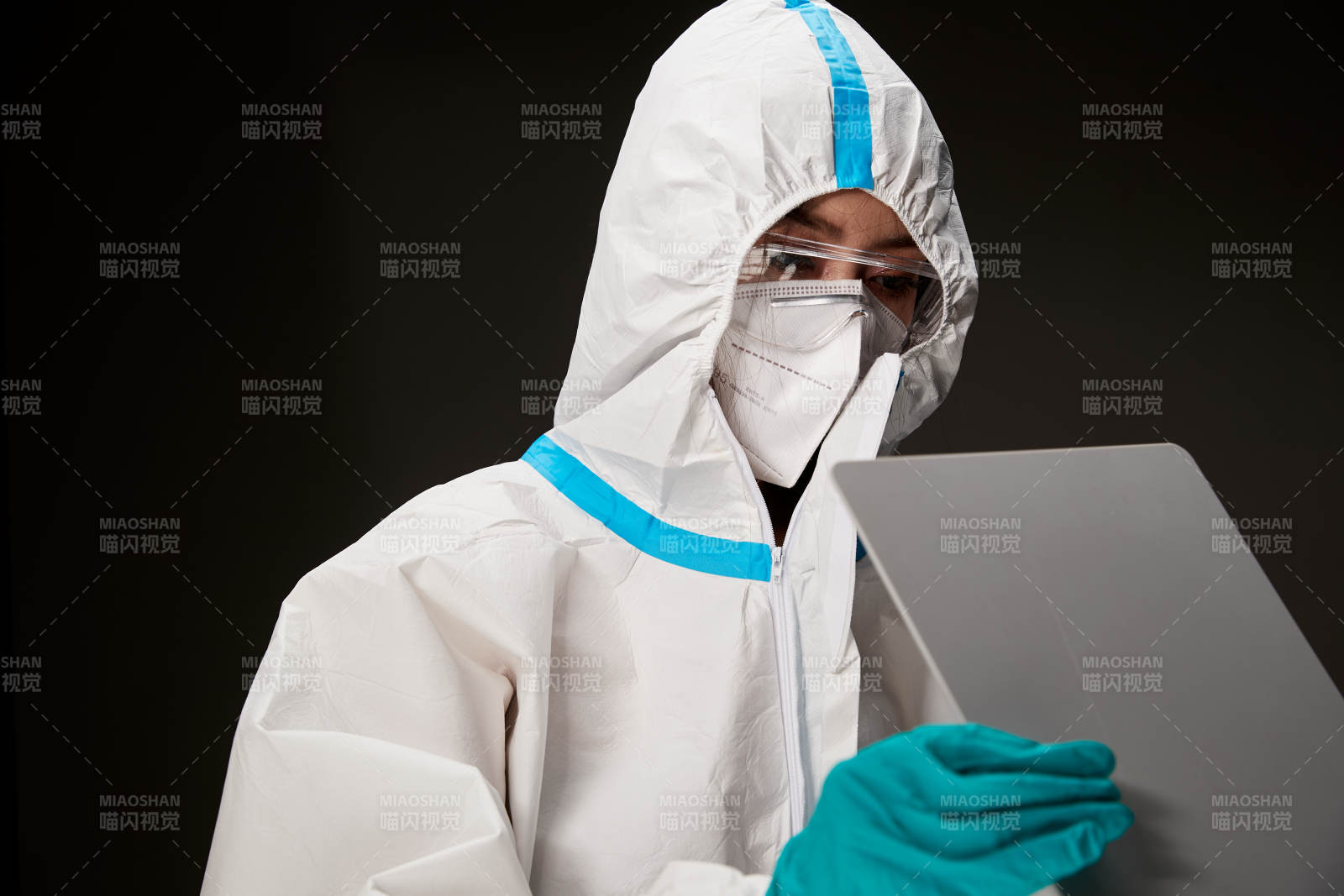 穿白色防护服佩戴护目镜口罩的防疫人员图片