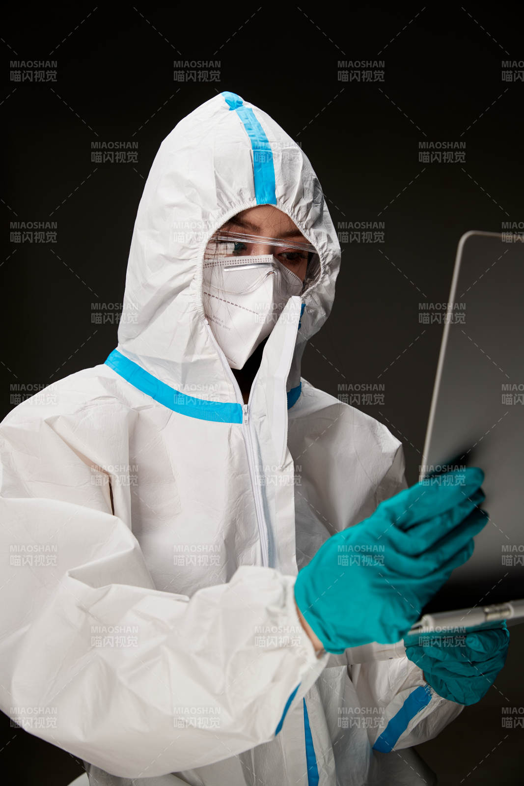 穿白色防护服佩戴护目镜口罩的防疫人员图片