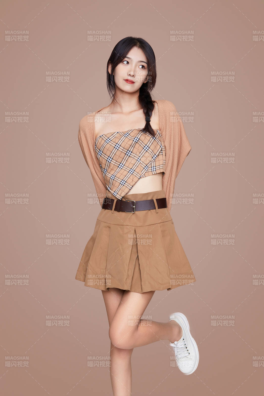 棚里身着时尚服饰的靓丽少女形象图片