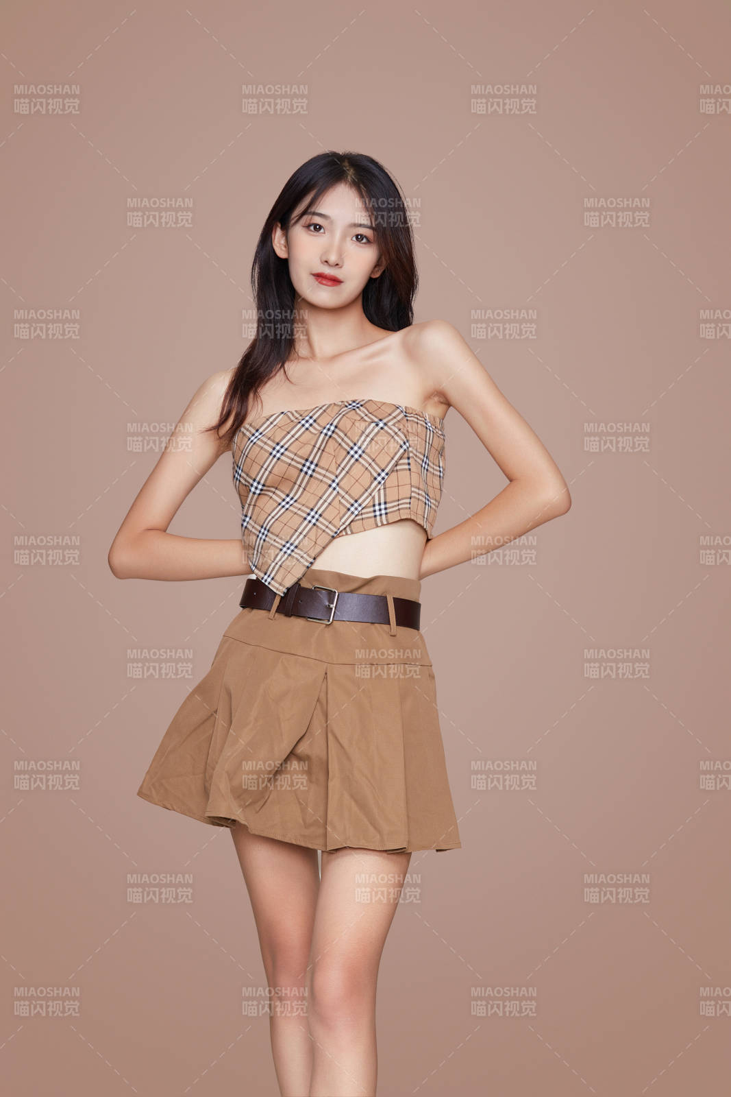 棚里身着时尚服饰的靓丽少女形象图片