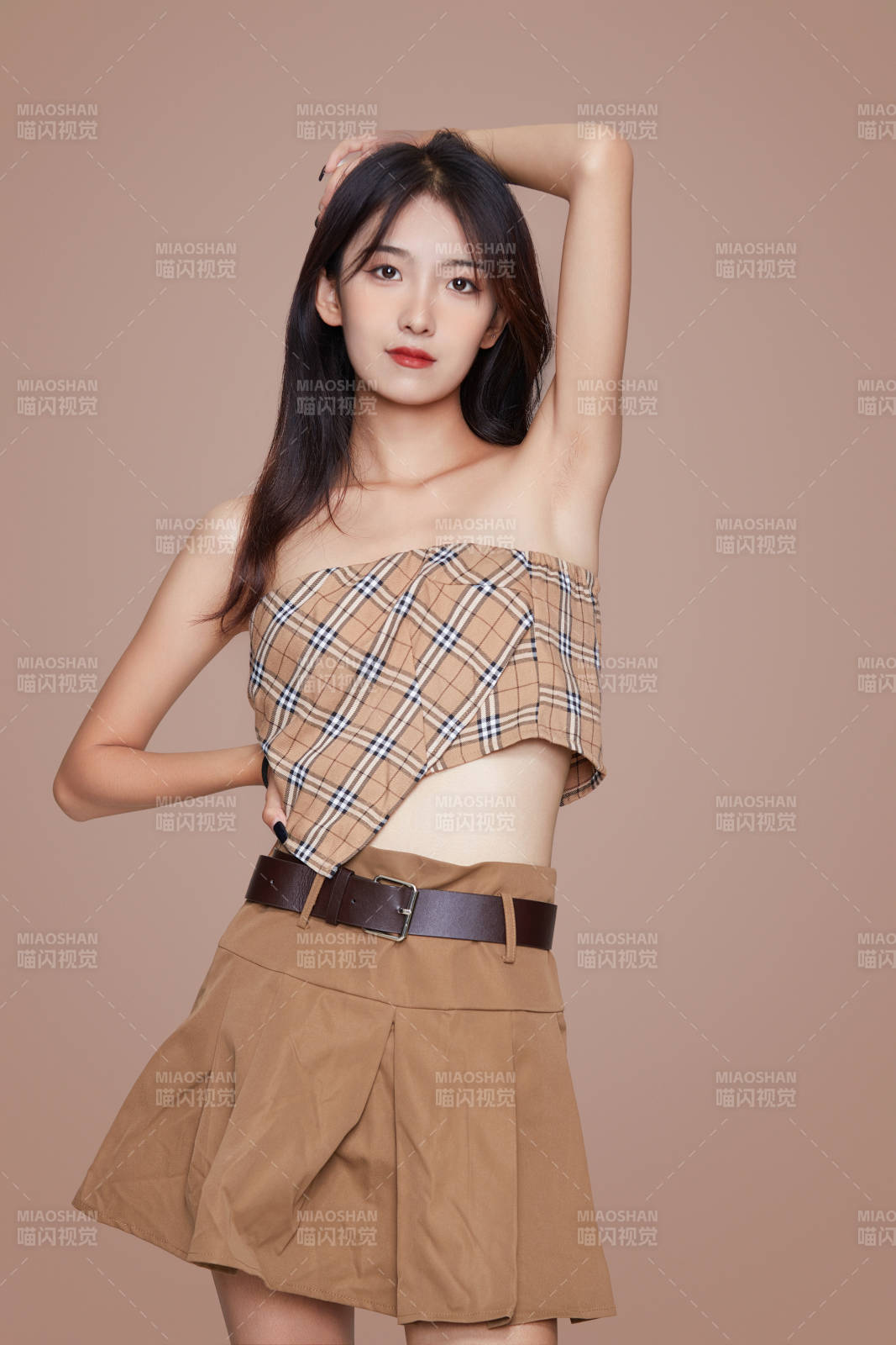 棚里身着时尚服饰的靓丽少女形象图片