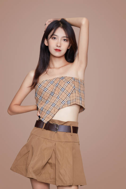 棚里身着时尚服饰的靓丽少女形象图片