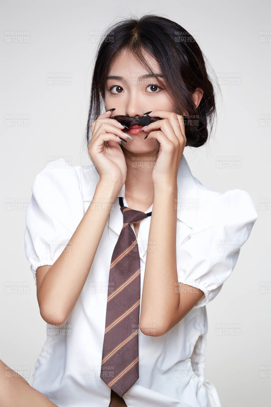 身穿高中制服的美丽少女图片