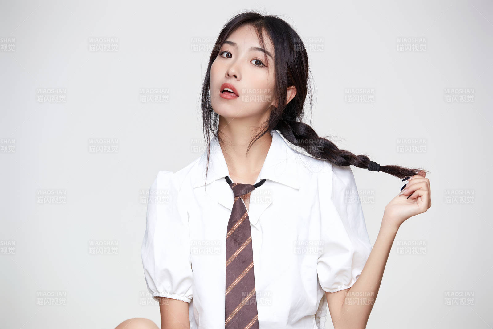 身穿高中制服的美丽少女图片