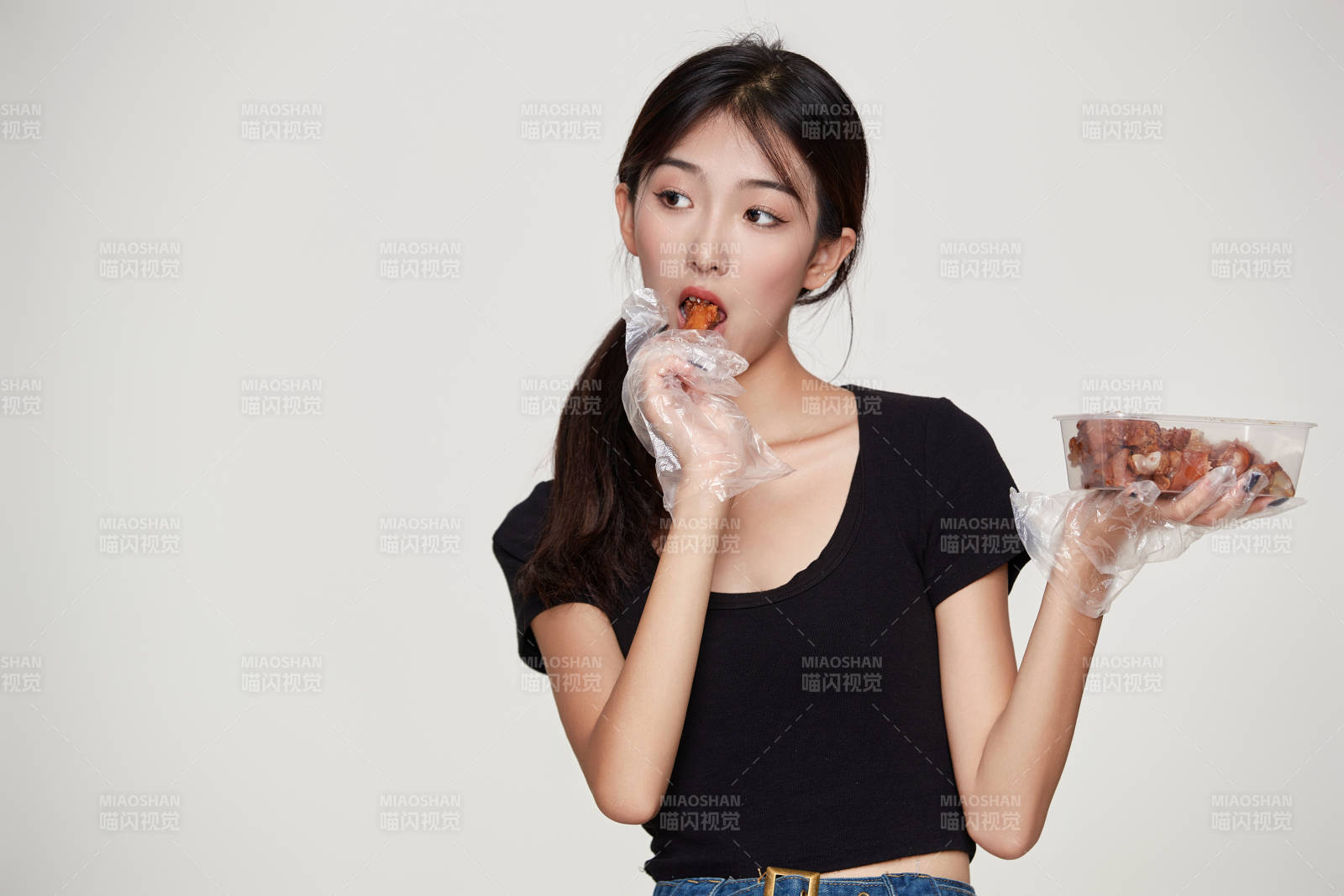 大吃特吃猪蹄块的亚洲可爱少女人像图片