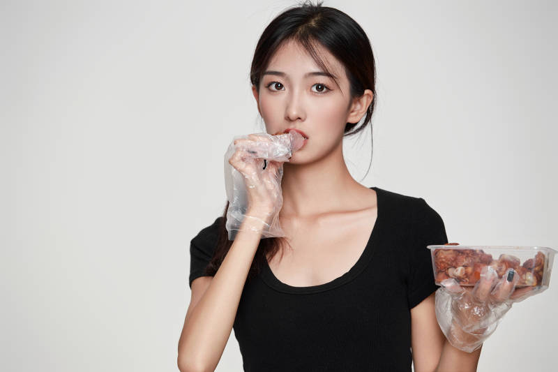 大吃特吃猪蹄块的亚洲可爱少女人像图片