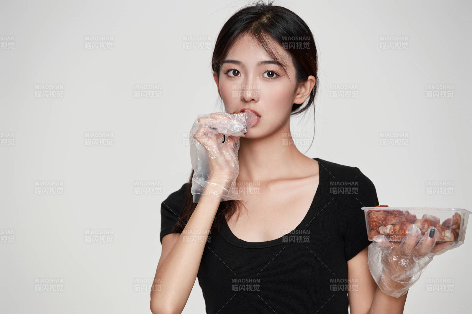 大吃特吃猪蹄块的亚洲可爱少女人像图片