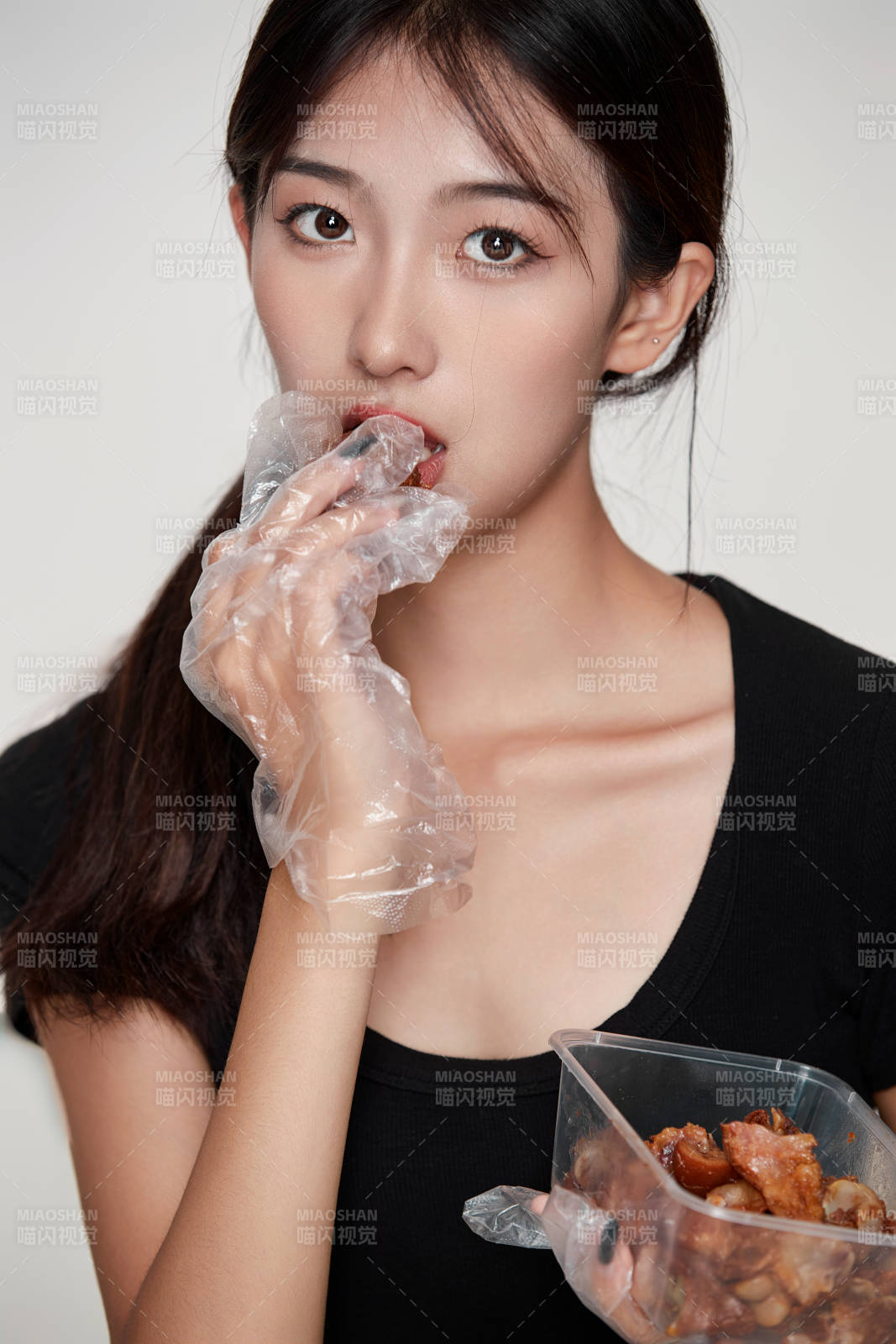 大吃特吃猪蹄块的亚洲可爱少女人像图片