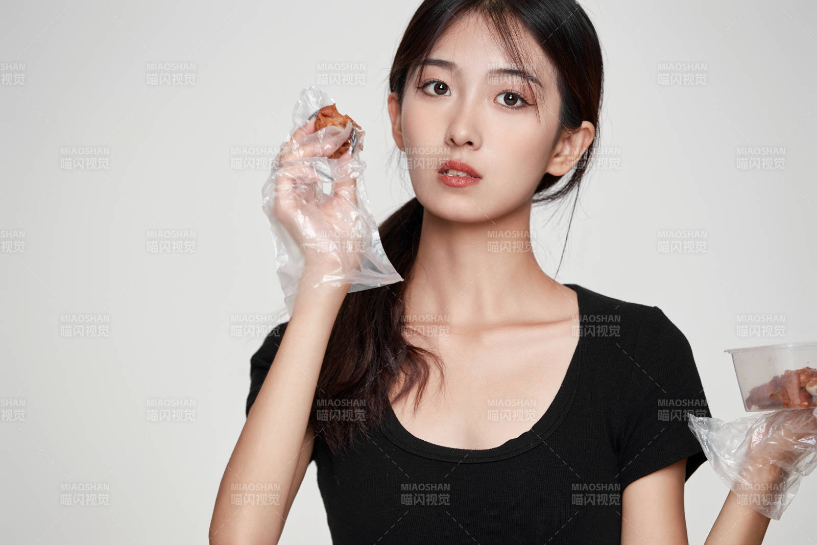 大吃特吃猪蹄块的亚洲可爱少女人像图片