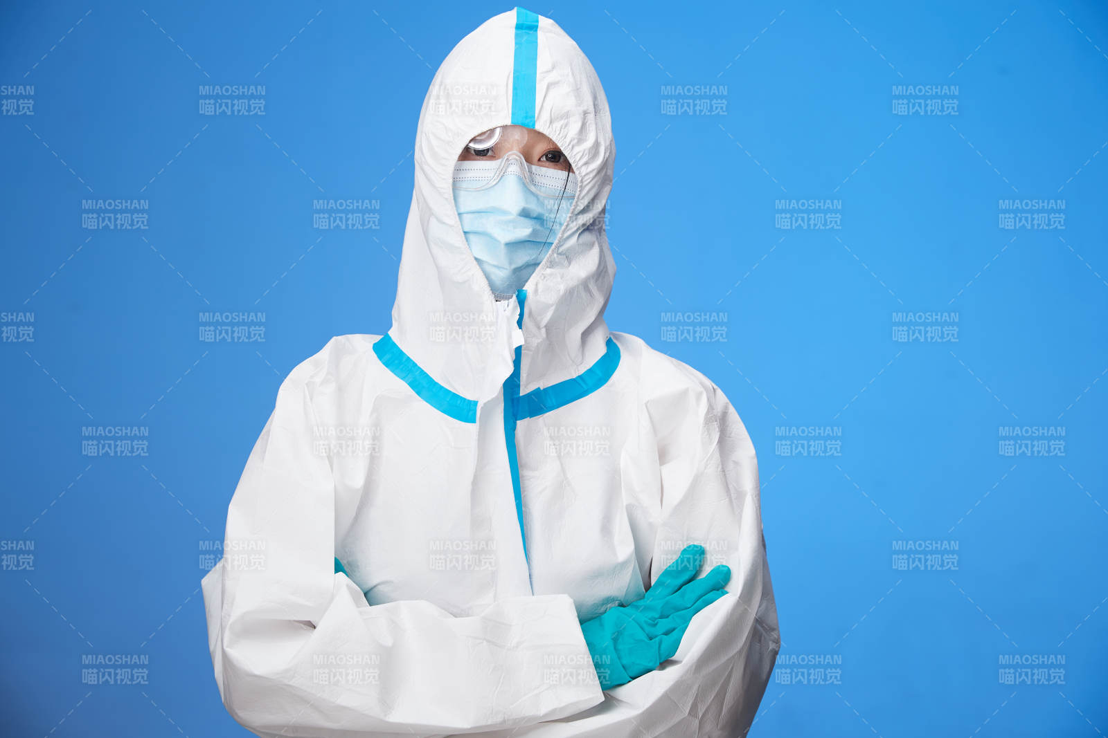 穿白色防护服佩戴护目镜口罩的防疫人员图片