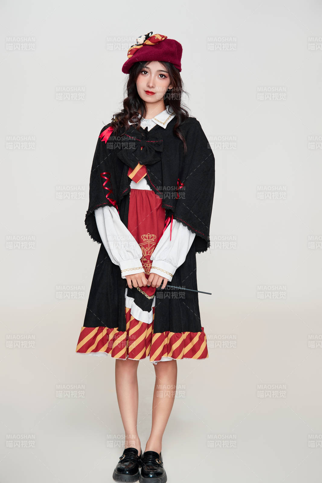 角色扮演霍格沃兹魔法学院学生的少女图片