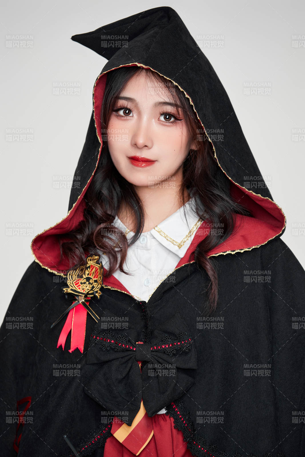 角色扮演霍格沃兹魔法学院学生的少女图片